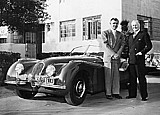 Clark Gable in seinem ersten XK120, der noch aus Aluminium war, mit William Lyons